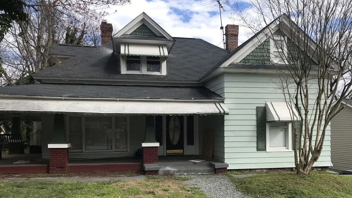 609 Martin Street, photo 1 of 2