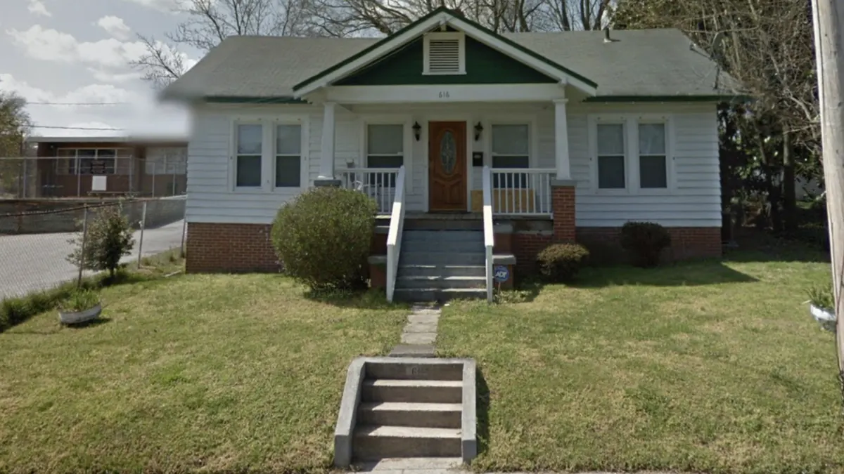 616 Martin Street, photo 1 of 2