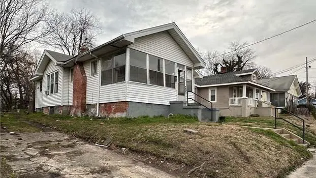 704 Martin Street, photo 1 of 2